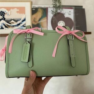 Coach swing zip in pale pistachio